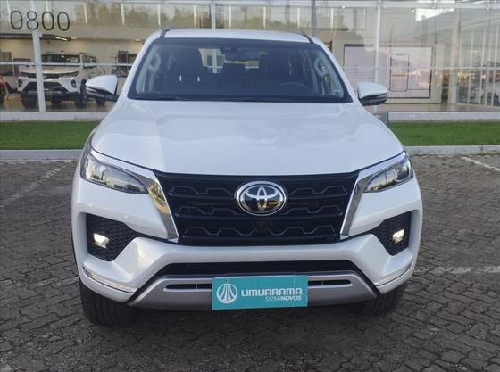 TOYOTA HILUX SW4 2.8 D-4D TURBO DIESEL SRX PLATINUM 7L 4X4 AUTOMÁTICO TOYOTA HILUX SW4 2.8 D-4D TURBO DIESEL SRX PLATINUM 7L 4X4 AUTOMÁTICO